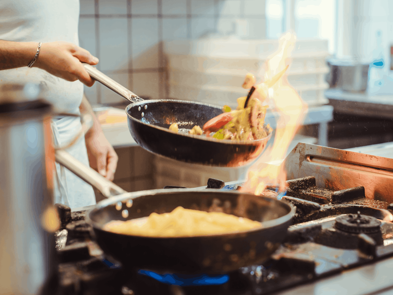 Chef che cucina nella cucina di un ristorante professionale